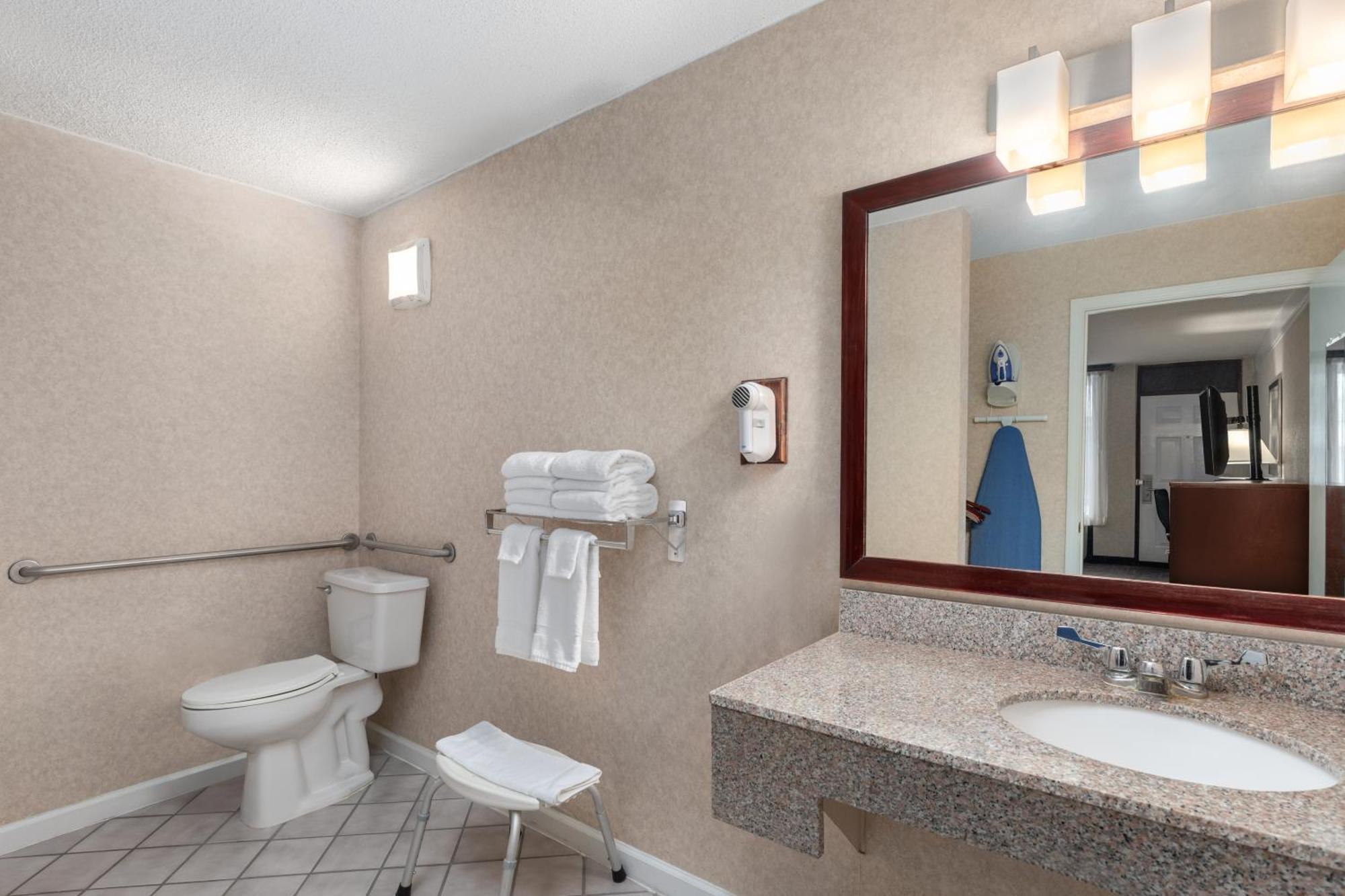 Days Inn By Wyndham Columbia Kentucky Exterior photo